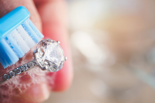 ניקוי טבעת יהלום עם מברשת שיניים