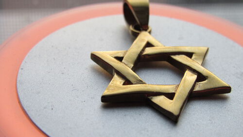 תכשיט המצהיר על אמונה יהודית