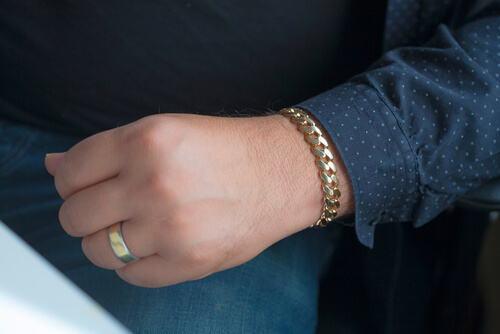 צמיד זהב על זרועו של בחור