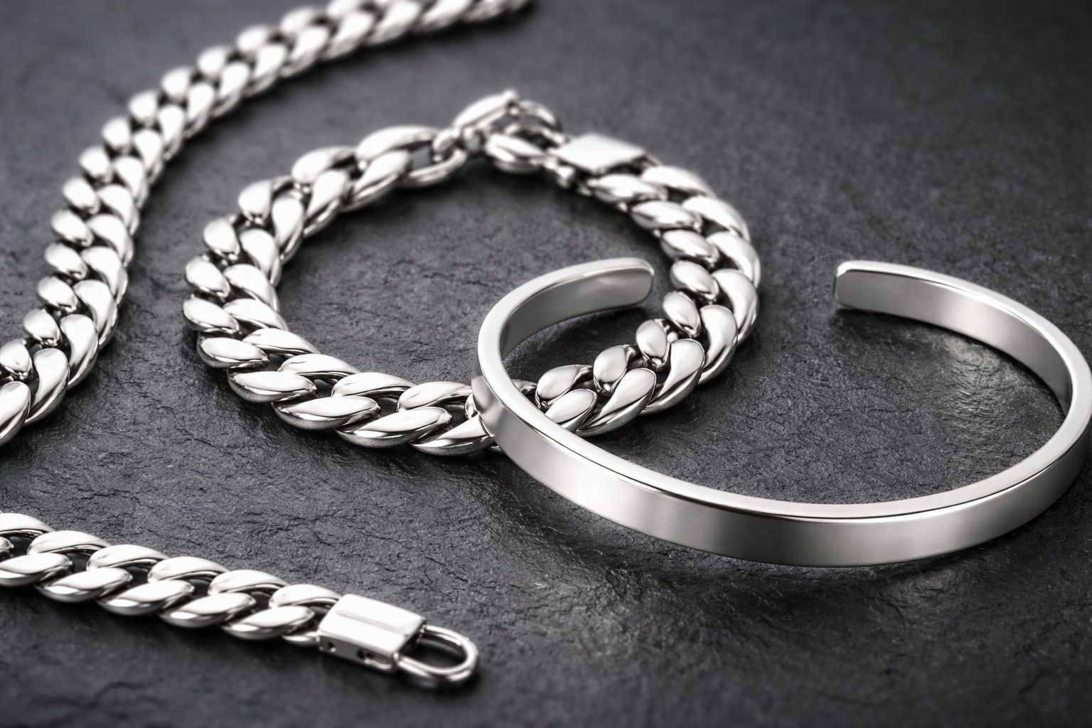 Close up of sterling silver 925 bracelets on dark background showing high quality finish צמידי כסף 925 - צילום תקריב יוקרתי על רקע כהה