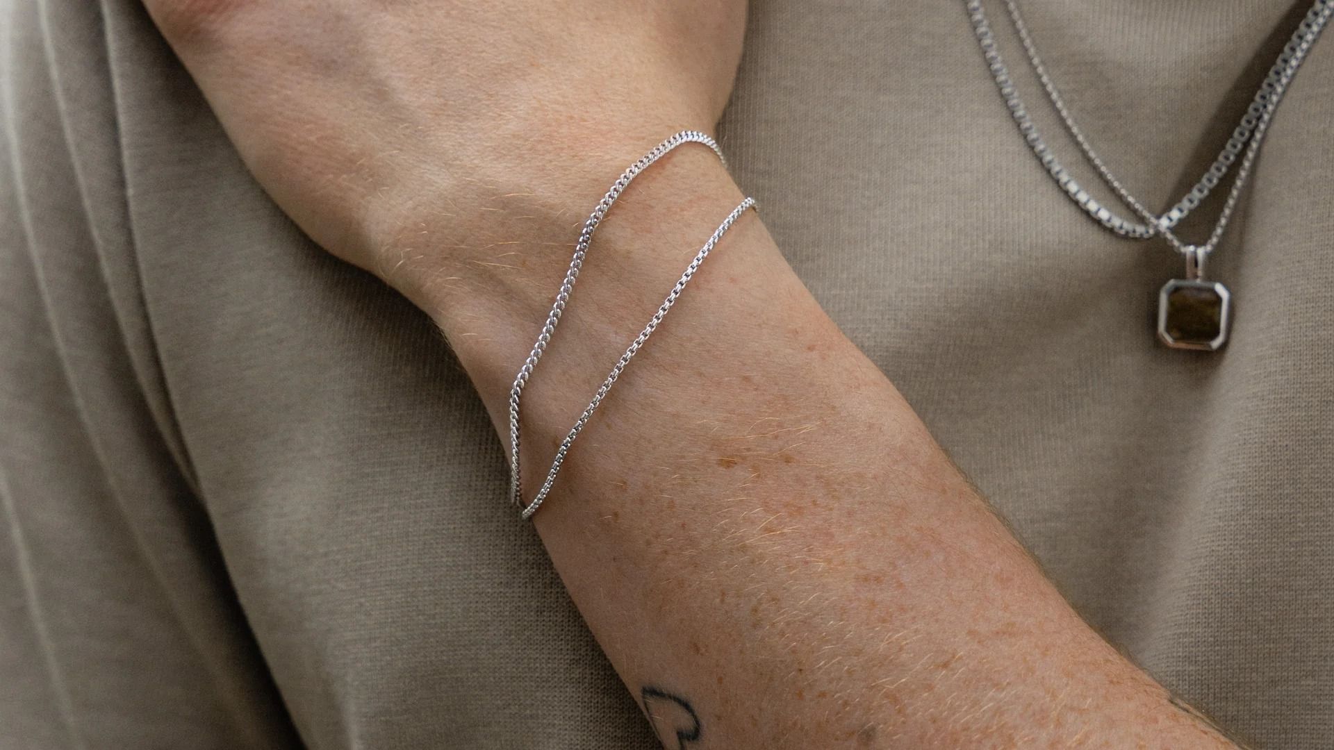 Sterling silver 925 bracelet on man wrist casual natural everyday style צמיד כסף 925 לגבר - סגנון יומיומי טבעי