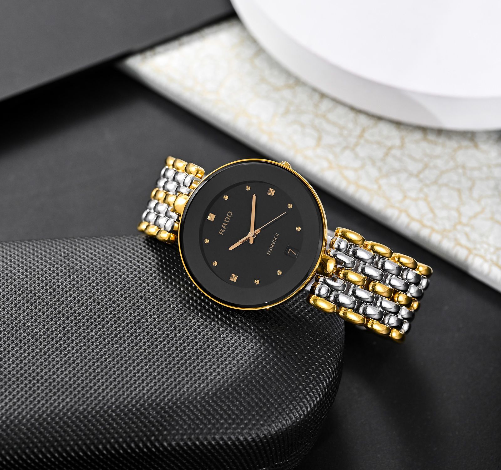 פרטי הצמיד והלוח של RADO Florence R48793153 RADO Florence R48793153 Two Tone תמונת אווירה