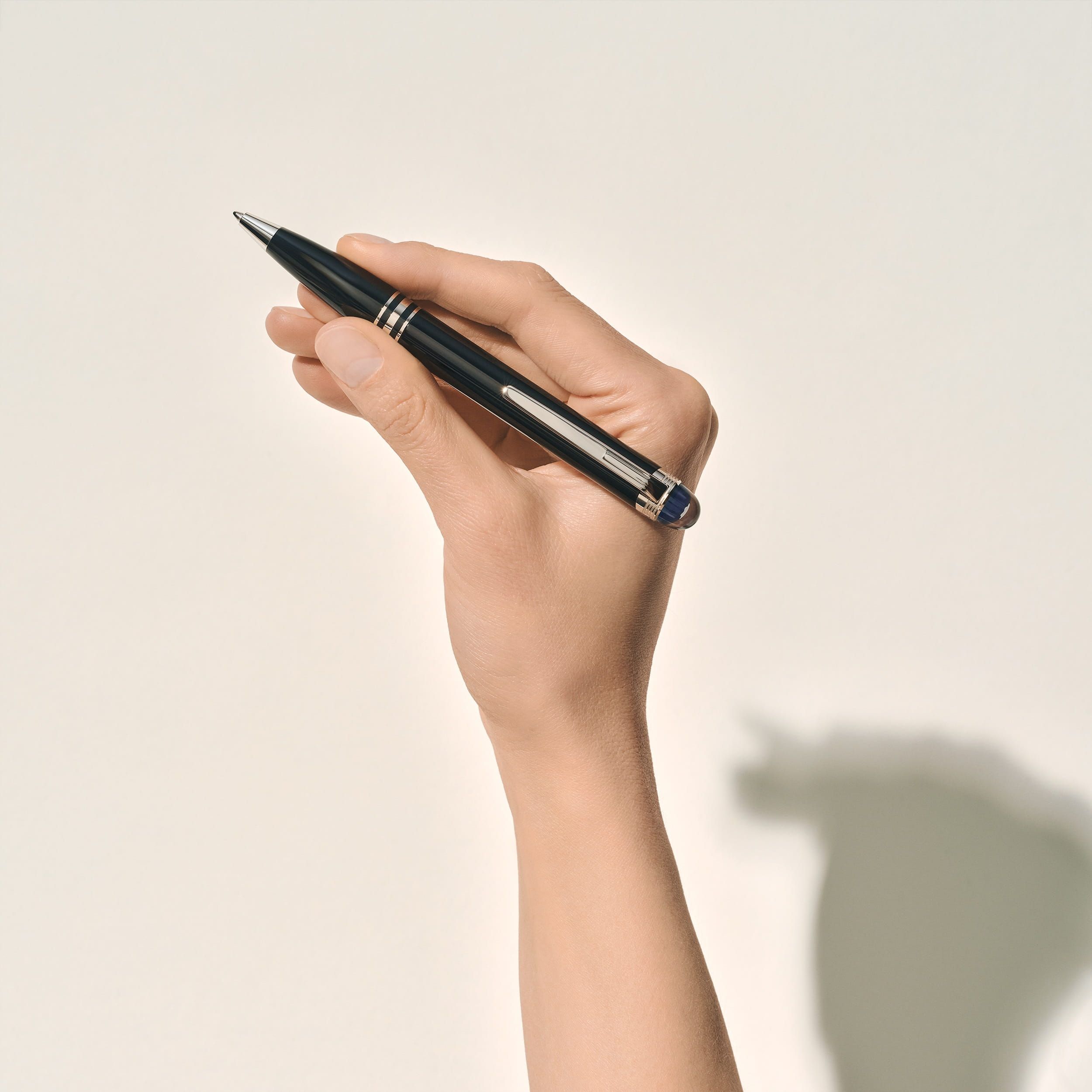 עט Montblanc StarWalker MB132509 מוחזק ביד